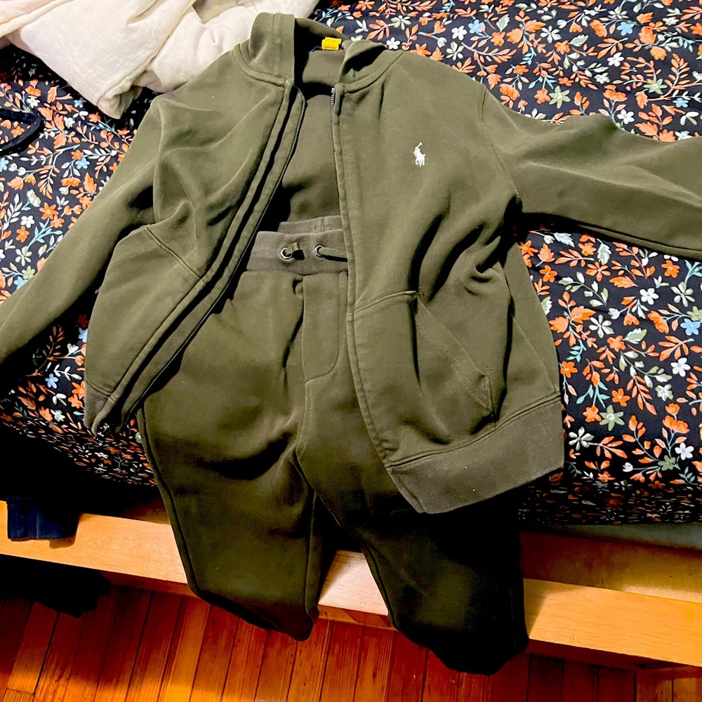 Polo boys twopiece set
PLEASE LOOK AT PICTURES CAREFULLY BEFORE PURCHASING ITEMS